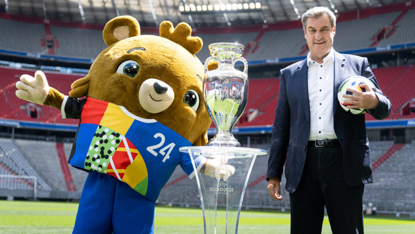 Das Maskottchen der EURO 2024, Albärt (links), und Ministerpräsident Dr. Markus Söder (rechts).
