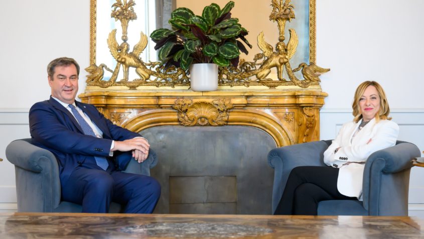 Ministerpräsident Dr. Markus Söder und die Ministerpräsidentin der Italienischen Republik, Giorgia Meloni, im Gespräch.