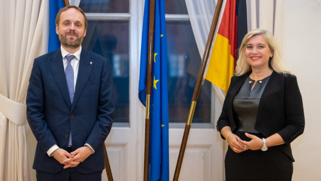 Empfang in der Deutschen Botschaft in Prag: Der tschechische Außenminister Jakub Kulhánek (links) und Europaministerin Melanie Huml, MdL (rechts).