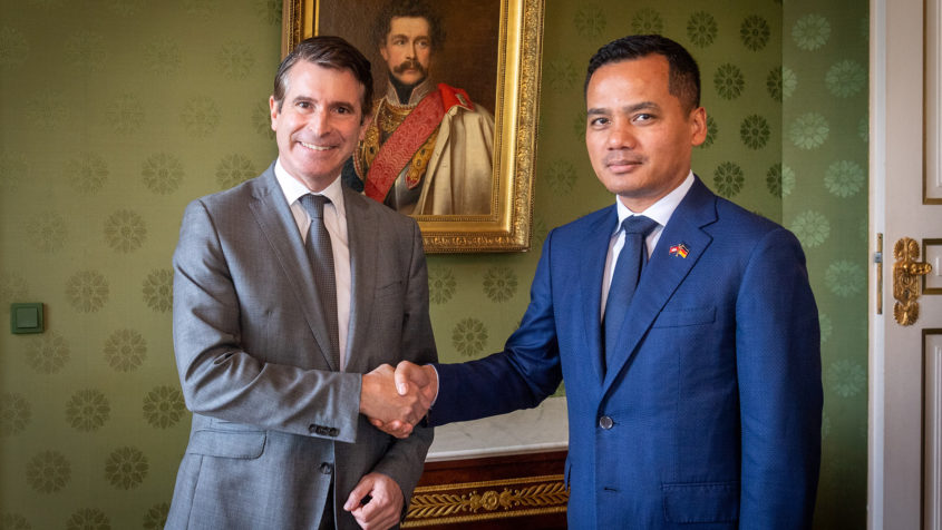 Europaminister Eric Beißwenger (links) und der Vizepremierminister und Innenminister des Köngreichs Kambodscha, Abhisantibindit Sar Sokha (rechts).